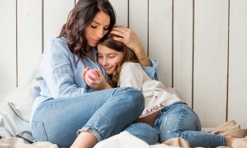 madre-e-hija-linda-abrazandose-en-la-cama_11zon_11zon madre-e-hija-linda-abrazandose-en-la-cama_11zon_11zon